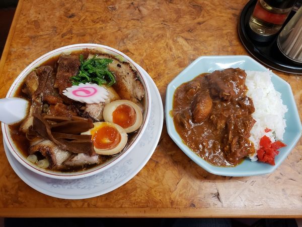 「①生姜醤油チャーシュー麺＋味玉(￥1180)②半カレー(￥400」@かし亀の写真