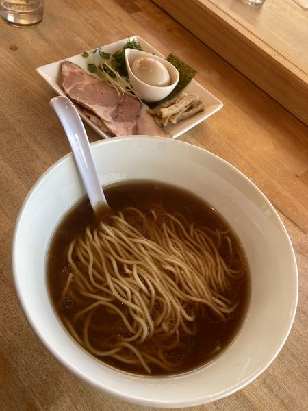 「正油らーめん+特製トッピング」@湖麺屋 Reel Cafeの写真