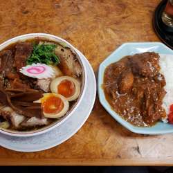 ①生姜醤油チャーシュー麺＋味玉(￥1180)②半カレー(￥400