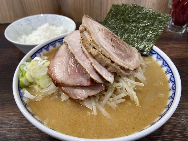 「味噌チャーシュー全のせ（ﾆﾝﾆｸ ﾔｻｲﾏｼ）＋ライス小」@味噌ラーメン 雪ぐにの写真
