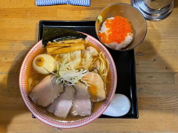 「特製醤油そば　ワンタン　トビコ飯」@麺切り 白流の写真