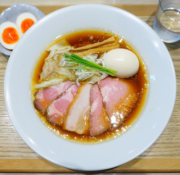 「特製中華蕎麦＜醤油＞（手もみ太麺）＋味玉」@宍道湖しじみ中華蕎麦 琥珀 東京本店の写真