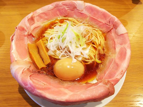 「ピストル・チャーシュー5枚+半熟煮卵サービス+替玉半玉サービス」@ラーメン大戦争 神田店の写真