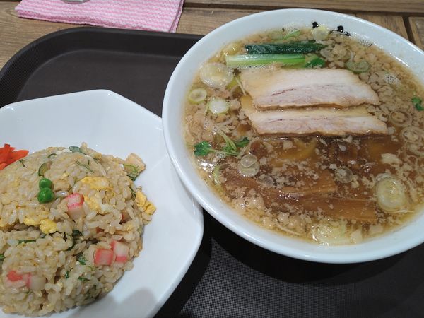 「煮干醤油ラーメン 半チャーハン」@らーめん食堂 あの小宮の写真
