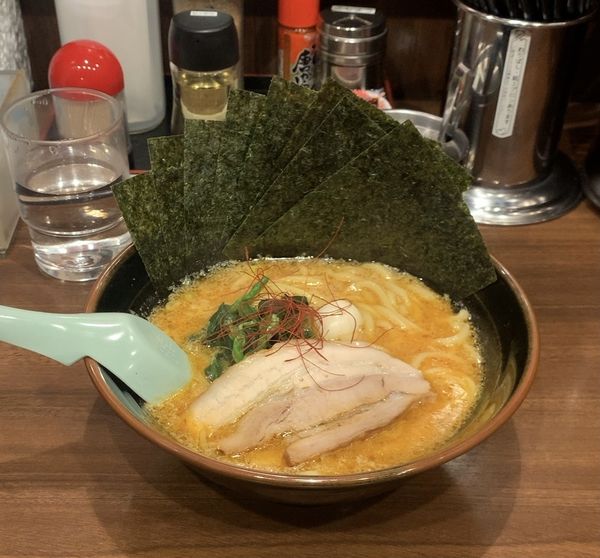 「辛豚 海苔 中太麺 油少なめ」@横浜家系ラーメン 吟家 稲毛海岸店の写真