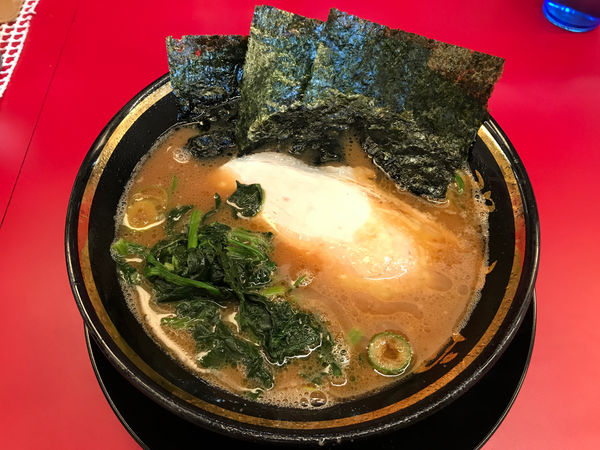 「ラーメン　700円」@家系ラーメン王道家直伝 との丸家 松飛台店の写真