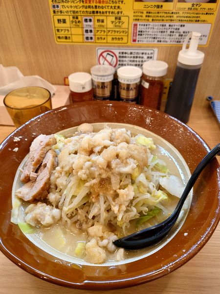 「大麺マシ　うずら　野菜　ニンニク　油マシマシ」@豚山 蒲田店の写真