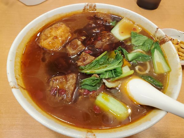 「麻辣牛肉麺」@張記小籠包 新館の写真