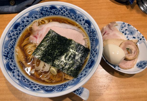 「中華そば+特製」@中華蕎麦 時雨 コレットマーレ桜木町店の写真