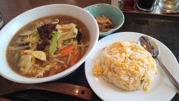 「【週替りランチ】田舎刀削麺+半チャーハン¥880-」@中国家庭料理 今日海飯店 福栄店の写真