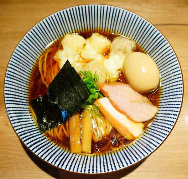「黒旨にこにこワンタン麺＋味玉」@中華soba いそべの写真