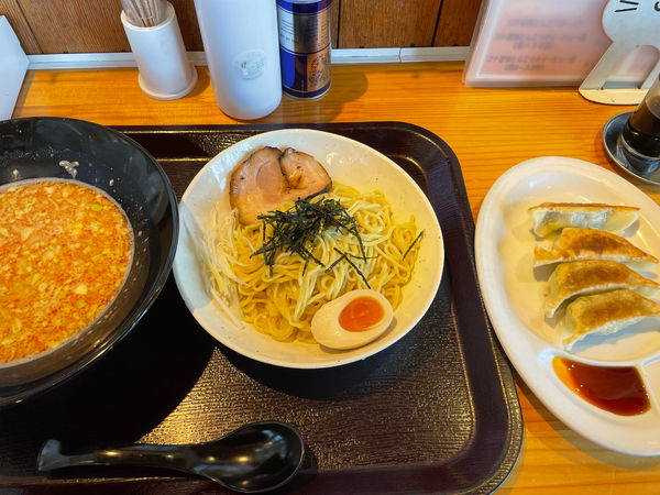 「坦々つけ麺（1玉）800円、餃子4個360円」@すずなりの写真