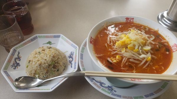 「辛味噌ラーメン半チャーハンセット」@おおぎやラーメン 渋川店の写真