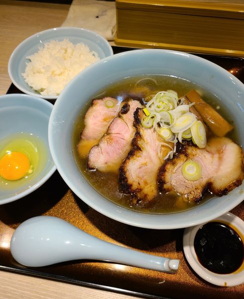 「チャーシュー麺(手打ち麺)+ライス+生卵」@まるえ中華そばの写真