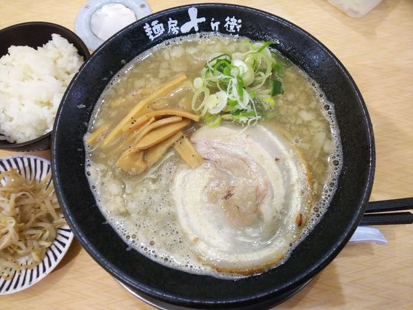 「にぼ醤油＋背脂　780＋120円」@麺房 十兵衛の写真