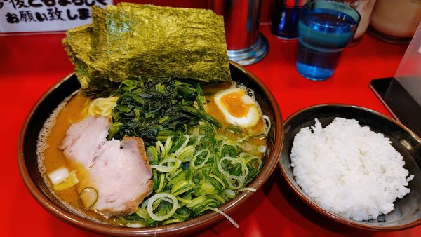 「特製らーめん大・ほうれん草・九条ねぎ・のり (大ライス✘‎２」@らーめん 谷瀬家 新橋店の写真