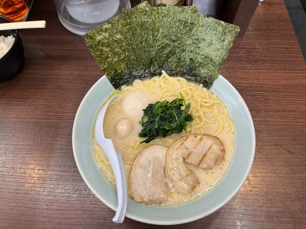 「魂心家ラーメン大盛り、ライス」@横浜家系らーめん 魂心家 平塚店の写真