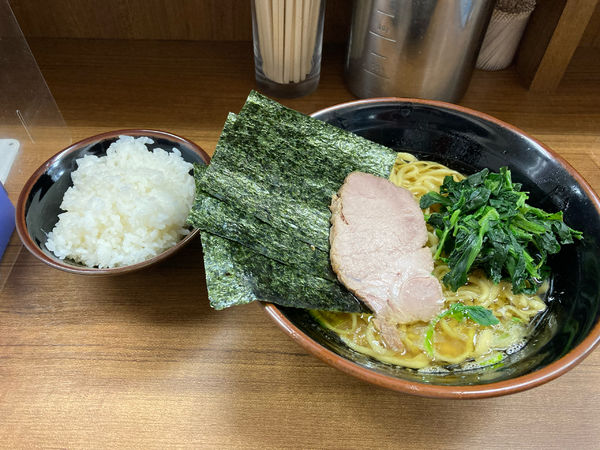 「並ラーメン(固め濃いめ多め)+小ライス」@横浜らーめん 初代 常翔家の写真