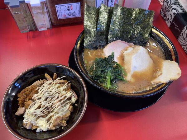 「ラーメン＋トロ＋バラ＋半チャーシューまぶし」@家系ラーメン王道家直伝 との丸家 松飛台店の写真