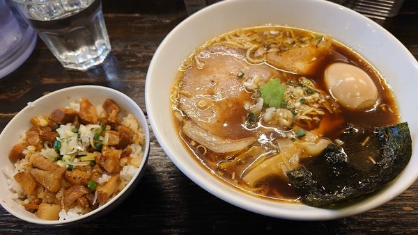 「醤油味玉ラーメン+チャーシュー丼(小)」@中華そば こむぎの写真