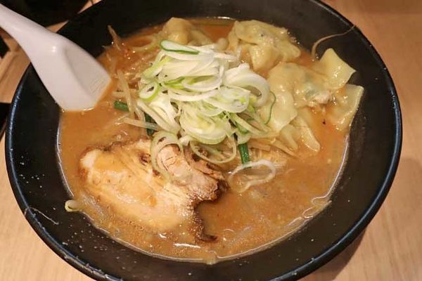 「味噌ワンタンメン　800円」@肉厚わんたん麺と手作り焼売 ら麺亭 浅草支店の写真