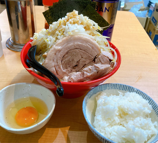 「中ラーメン(野菜マシマシニンニクアブラ玉葱)＋奥久慈卵の生たまご」@麺屋 もりのの写真