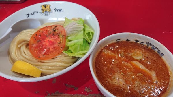 「トマトつけめん中900円＋ごはん小50円」@ゴールデンタイガーの写真