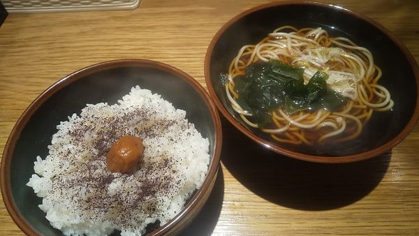 「朝定食 梅ゆかりご飯+半そば(¥400)」@立ち喰い蕎麦 酒処 一久の写真