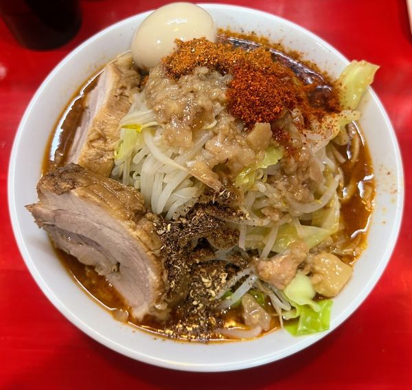 「（限定）辛いラーメン+豚玉」@鷹の目 大宮店の写真