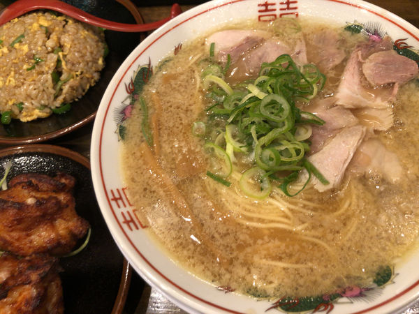 「ラーメン(並)＋ヤキメシ(小)＋唐揚げ(小)」@京都ラーメン おおきにの写真