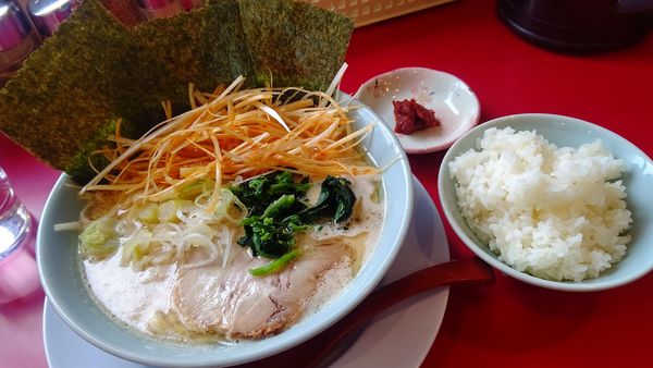 「ラーメン味噌７５０円&辛ネギ１５０円＋辛玉５０円サーライス」@葵一家の写真