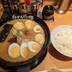 げんこつラーメン（醤油）スライスたまこ