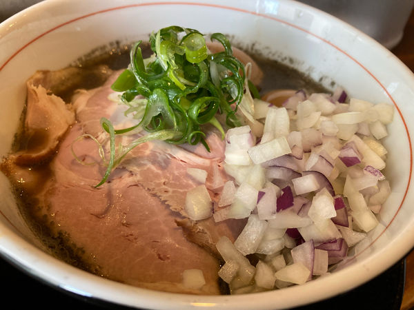 「純煮干しそば　刻み玉葱　オレンジたまごの味玉」@中華蕎麦 志の写真