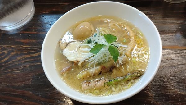 「塩味玉中華そば　穂先メンマ追加」@中華そば こむぎの写真