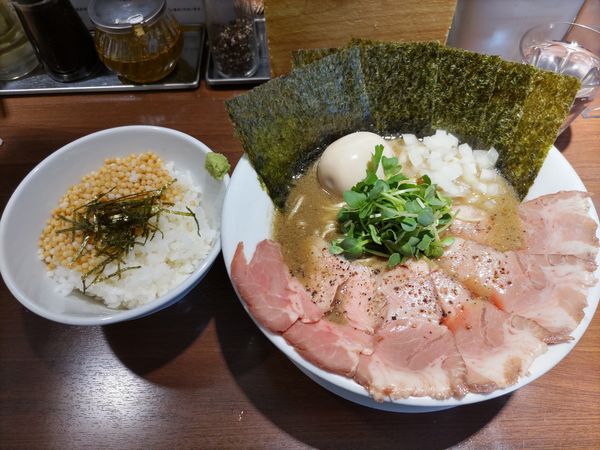「濃厚烏賊煮干中華そば具だくさん特製 (醤油)·あられご飯」@麺屋 ねむ瑠の写真