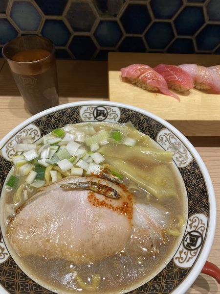 「すごい煮干しラーメン赤酢握り5巻セット」@すごい煮干ラーメン野毛 すし 釣りきんの写真