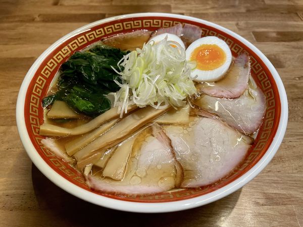 「手打ちらーめん 少し多め+たまご+ほうれん草増量+お肉増量」@西荻燈の写真