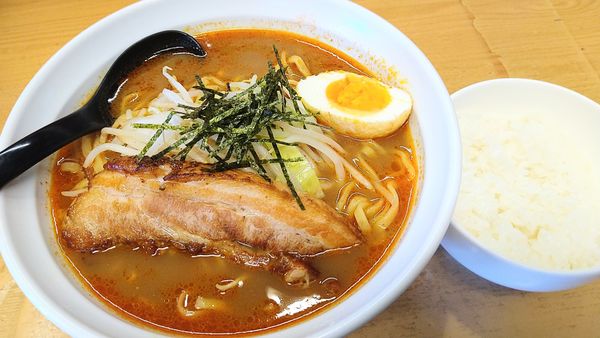 「炙りチャーシューカレーラーメン、大盛り、ライス」@魔女のカレーの写真