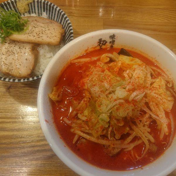 「一徹拉麺プレミアム1030円、炙りチャーシューご飯300円」@初志貫徹の写真