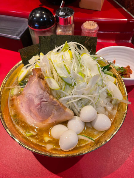 「ラーメン＋野菜畑＋下仁田ねぎ＋玉ねぎ＋麺少なめサービスうずら」@厚木家の写真