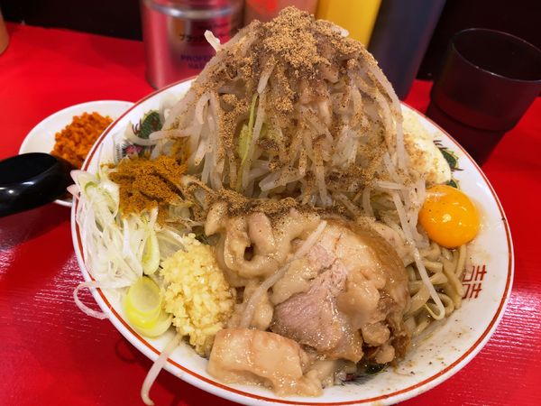 「まぜそば（小）＋カレー粉」@ラーメン鷹の目 北千住店の写真