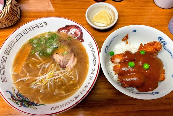 「中華そば（小）+カツ丼（小）」@やまとの写真