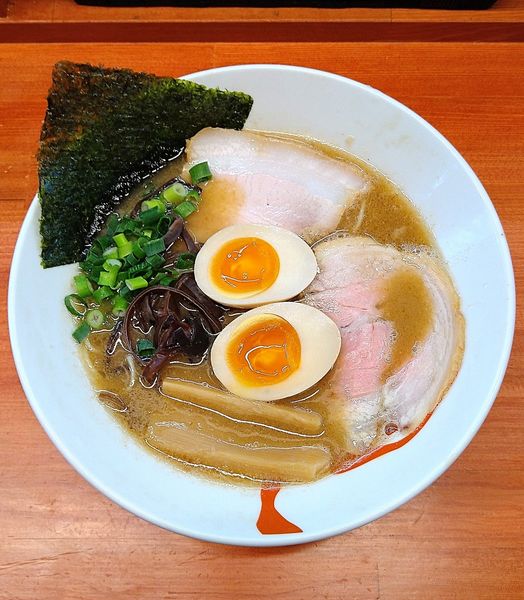 「(限定) 濃厚魚介豚骨 850円＋味玉 100円」@らーめん・油そば 笑びすの写真