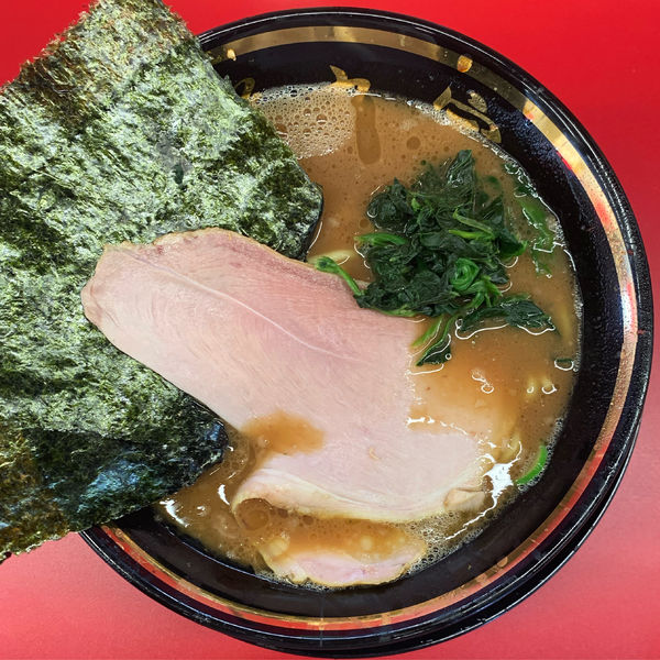 「ラーメン」@家系ラーメン王道家直伝 との丸家 松飛台店の写真