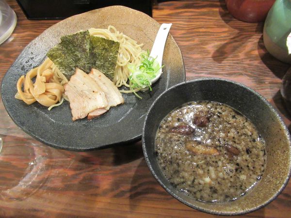 「つけ麺（もつ）（小）（850円）」@龍の家 新宿小滝橋通り店の写真