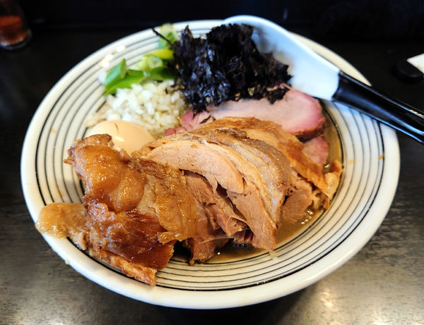 「特製濃厚そば+厚切り豚」@陽はまたのぼるの写真