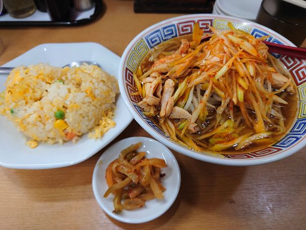 「鶏肉ネギラーメン＋半炒飯750円」@青山餃子房 ひばりヶ丘駅前店の写真