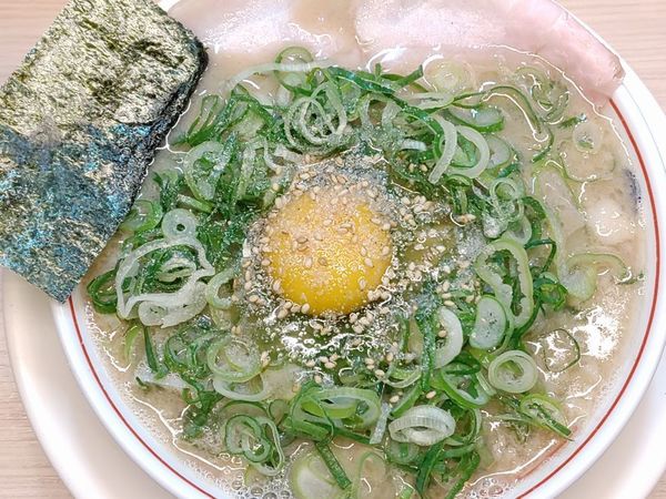「生卵濃厚豚骨ラーメン＋ネギ」@空ノ色 王子店の写真