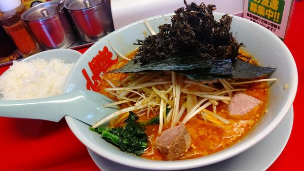 「辛味噌ネギラーメン激辛+半ライス1020円トッピングクロバラ」@ラーメン山岡家 山形西田店の写真