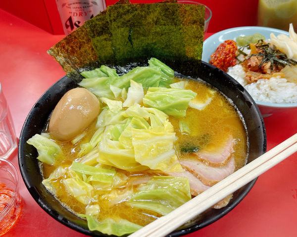 「チャーシューメン並　キャベツ　まぶし丼　サービス玉子」@ラーメン杉田家の写真